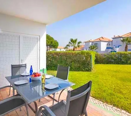 Sleeps 4 Air Con T607821 شقة